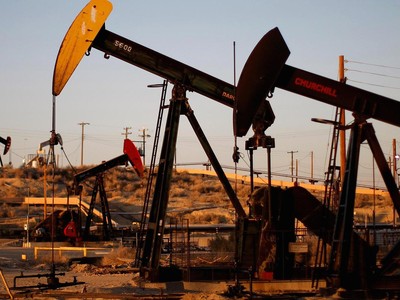 Giá dầu sụt mạnh, các nhà sản xuất tính cách kéo dài thỏa thuận cắt giảm sản lượng