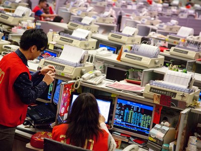 Cổ phiếu Tencent kéo chứng khoán Hong Kong lên mức cao nhất thập kỷ qua