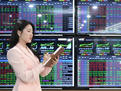 Thị trường cổ phiếu niêm yết HNX: Thanh khoản tháng 11 giảm gần 30%