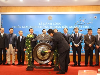Thủ tướng Nguyễn Tấn Dũng đánh cồng khai trương phiên giao dịch đầu xuân