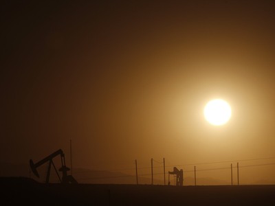 Giá USD còn “ép” giá dầu thế giới giảm thêm nữa