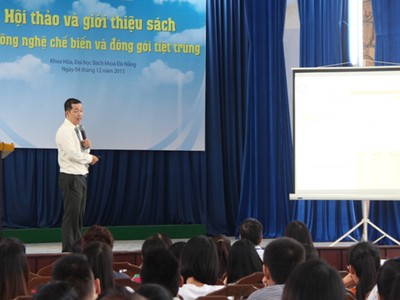 Ông Nguyên Long Duy, chuyên gia của Tetra Pak phổ biến công nghệ chế biến và đóng gói tiệt trùng với sinh viên