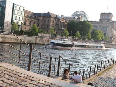 Cảnh lãng mạn giữa thủ đô Berlin