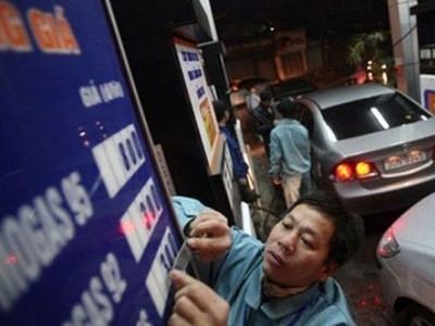 Giữ giá xăng, giảm giá dầu