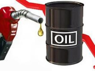 Vì sao giá xăng trong nước chỉ giảm nhỏ giọt?