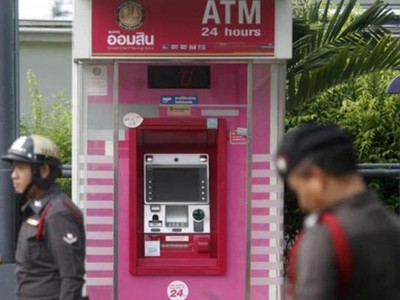 Cảnh sát canh gác quanh cây ATM đầu tiên bị trộm tại Bangkok. Ảnh:Bangkok Post