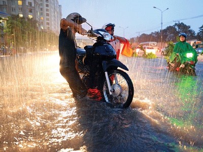 Một số lưu ý đi xe máy khi mưa ngập