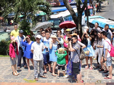 “Cháy tour”, dịch vụ tăng giá gấp 3, khách vẫn ùn ùn đi du lịch