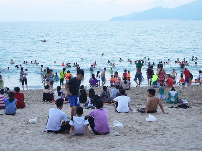 Bãi biển Nha Trang bị rác “tấn công” trong dịp lễ 30/4