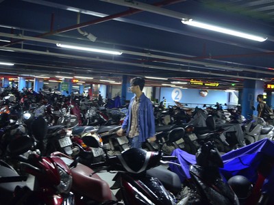 Vã mồ hôi tìm phương tiện trong “ma trận” bãi xe sân bay Tân Sơn Nhất