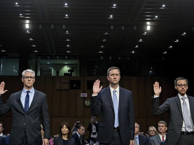 Đại diện Facebook, Twitter và Google tuyên thệ tại một phiên điều trần về chống tội phạm và khủng bố tại Thượng viện Washington D.C. Ảnh: Bloomberg