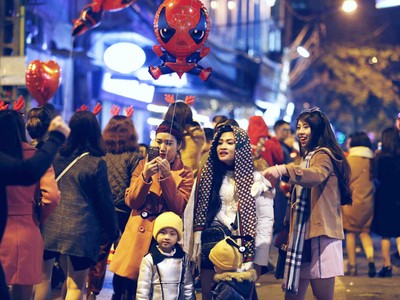 Muôn cách bạn trẻ Hà Nội đón năm mới