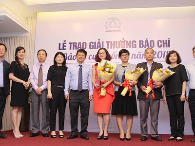 Nhà báo Ngọc Lan (thứ 4 từ phải qua), Báo Đầu tư Chứng khoán - Cơ quan Báo Đầu tư nhận giải Nhì với tác phẩm "Các hãng bảo hiểm nhân thọ tiếp tục đặt cược tại Việt Nam" và Giải “Nhà báo của năm" viết về ngành bảo hiểm nhân thọ.