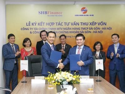 Ông Đinh Quang Huy, Tổng giám đốc SHB Finance và ông Vũ Đức Tiến, Tổng giám đốc SHS trong Lễ ký kết
