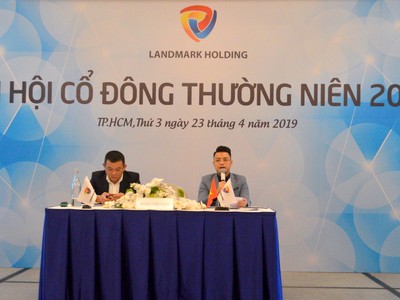 Ông Lương Quang Vinh, Chủ tịch HĐQT (vest đen) và ông Trương Hoàng Vũ, Tổng giám đốc (vest xám)
