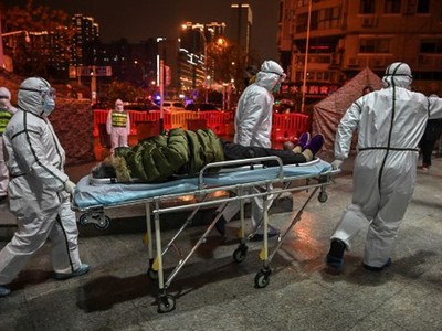 Các bệnh viện ở Vũ Hán đều trong tình trạng quá tải trước dịch bệnh viêm phổi lạ bùng phát. (Ảnh: AFP)