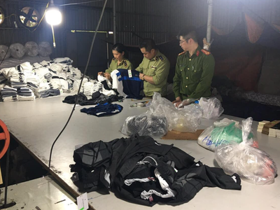 Phát hiện cơ sở quần áo "nhái" thương hiệu Adidas”, “Nike”, “Lacoste”, “Burberry tại Hà Nam