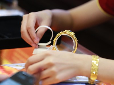 Giá vàng hôm nay ngày 15/2: Giá vàng tăng vọt, vượt mốc 63 triệu đồng/lượng