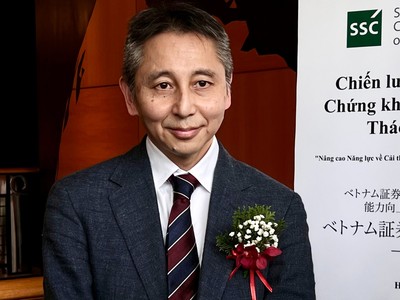 Ông Kojima Kazunobu, Chuyên gia tư vấn JICA trả lời phỏng vấn báo chí bên hành lang Hội thảo sáng 21/3 (Ảnh: Minh Minh)