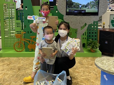 Tetra Pak đặt các gian hàng với chủ đề tái chế vỏ hộp giấy trong khoảng thời gian từ 27/5 - 5/6 để khách hàng đến tham quan và trải nghiệm tại 5 trung tâm thương mại AEON MALL tại Hà Nội, TP.HCM và Bình Dương