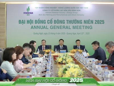 Đoàn chủ tịch điều hành Đại hội: Ông Bùi Ngọc Dương - Chủ tịch HĐQT BSR (ngồi giữa); ông Khương Lê Thành - Thành viên HĐQT (bên trái); ông Hạng Anh Minh – Thành viên độc lập HĐQT (bên phải)