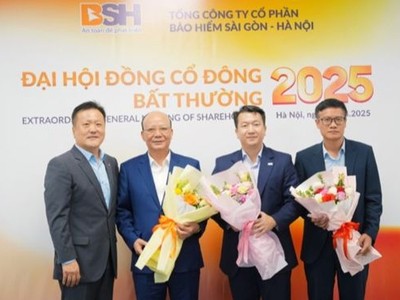 Ông Đỗ Đăng Khang, tân Tổng giám đốc Tổng CTCP Bảo hiểm Sài Gòn - Hà Nội (đứng thứ 2 từ phải sang)