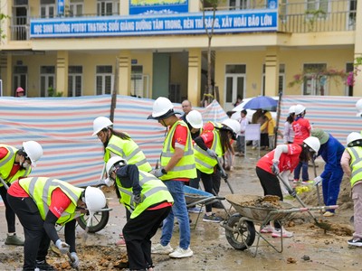 Các tình nguyện viên Prudential chung tay cải tạo cơ sở hạ tầng trường học tại Lào Cai 