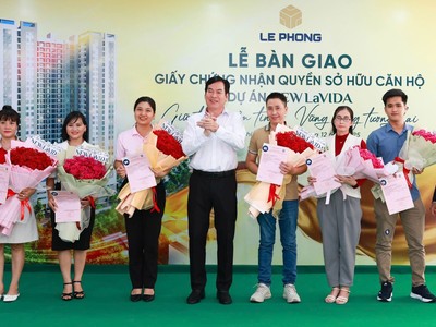 Đại diện Tập đoàn Lê Phong trao giấy chứng nhận quyền sở hữu căn hộ và hoa cho cư dân.