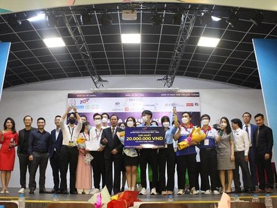 Đội chơi của sinh viên Trường Đại học Ngân hàng (sinh viên Phạm Thị Mỹ Thơ, Trần Lực, Nguyễn Thị Phương Thảo) – mang tên BIF – đã giành ngôi vị quán quân danh giá trong Đêm Chung kết uộc thi Đầu tư chứng khoán INVESTMENT CHALLENGE 2021.