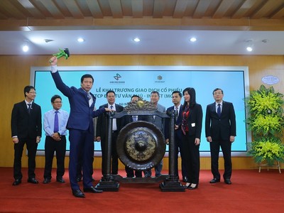  Chủ tịch HĐQT- TGĐ CTCP Đầu tư Văn Phú- Invest Tô Như Toàn đánh cồng khai trương giao dịch cổ phiếu VPI sáng 28/11