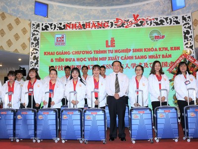 Ông Lê Thanh Thuấn, Chủ tịch Tập đoàn Sao Mai và lãnh đạo MIF tặng quà cho các thực tập sinh được đưa sang Nhật làm việc