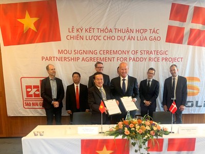 Ông Lê Thanh Thuấn, Chủ tịch Tập đoàn Sao Mai và ông Lasse Hansen, Tổng Giám đốc SKIOLD kí kết hợp tác 