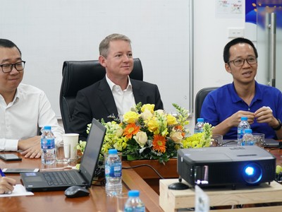 Ông Craig Schmeizer (ở giữa) cùng hai nhà sáng lập Vua Nệm