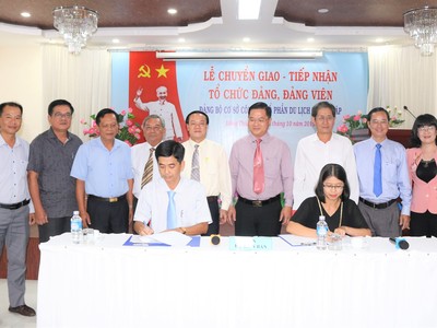 Đại diện Đảng ủy Khối Cơ quan và Doanh nghiệp tỉnh An Giang và Đảng ủy Khối các cơ quan tỉnh Đồng Tháp ký biên bản bàn giao, tiếp nhận tổ chức Đảng và đảng viên Đảng bộ cơ sở Công ty Cổ phần Du lịch Đồng Tháp