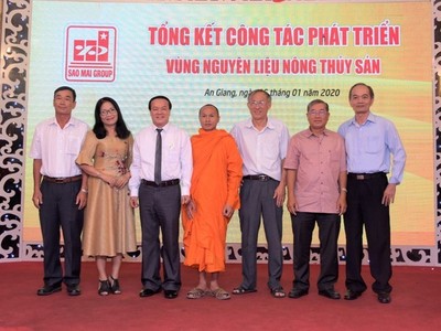 Lãnh đạo Tập đoàn Sao Mai cùng các hộ nuôi cá tra, hộ trồng mì tại hội nghị