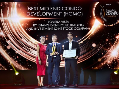 Đại diện công ty Khang Điền nhận giải Best Mid End Condo Development - HCMC dành cho dự án Lovera Vista.
