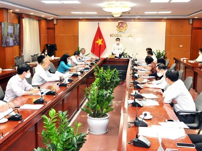 Bộ trưởng Bộ Công Thương Nguyễn Hồng Diên tại buổi họp trực tuyến với tỉnh Bắc Ninh 
