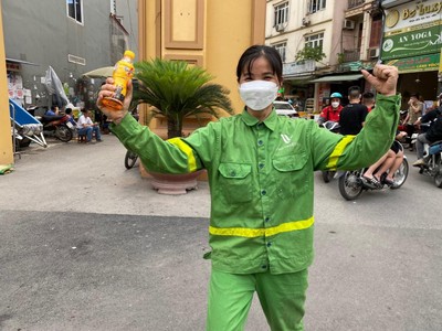 Cô lao công 15 năm luôn nạp đầy năng lượng