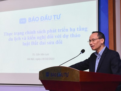 Tiến sỹ Cấn Văn Lực phát biểu tại Hội thảo “Sửa Luật Đất đai: Tạo đất cho du lịch” do Báo Đầu tư tổ chức ngày 19/10. Ảnh Dũng Minh