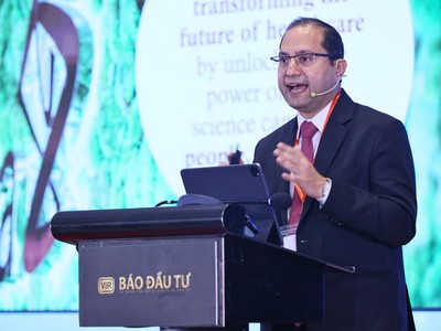 Ông Atul Tandon, Tổng giám đốc AstraZeneca Việt Nam phát biểu tại Hội thảo “Đổi mới sáng tạo: Liều thuốc phát triển bền vững ngành y dược” do Báo Đầu tư tổ chức. Ảnh Dũng Minh.