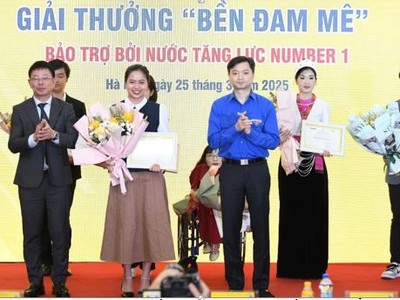 Nguyễn Mỹ Linh nhận giải thưởng “Bền Đam Mê” do báo Tiền Phong tổ chức với sự đồng hành của Number 1. (Ảnh:NVCC).