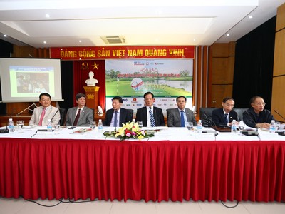 Ban tổ chức trả lời câu hỏi của báo chí