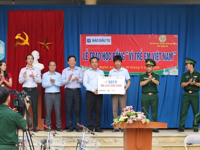 100 suất học bổng “Vì trẻ em Việt Nam” đến với học sinh nghèo tại Tri Lễ, Quế Phong, Nghệ An