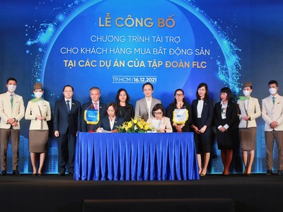 Đại diện Sacombank và Tập đoàn FLC ký kết hợp tác