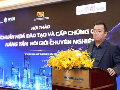 Ông Phạm Lâm, Phó chủ tịch Hội Môi giới bất động sản Việt Nam (VARS) phát biểu tại hội thảo.
