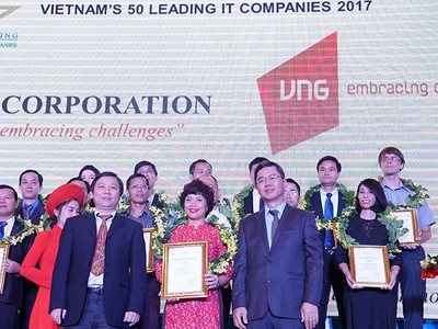Bà Phan Hoài Thu, Giám đốc Đối ngoại và Truyền thông VNG nhận danh hiệu “50 doanh nghiệp CNTT hàng đầu Việt Nam 2017".