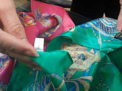 Mặt hàng khăn của Khaisilk bị tố là hàng Trung Quốc gắn mác giả hàng Việt