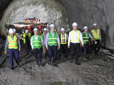 Đoàn công tác Bộ GTVT do Thứ trưởng Lê Đình Thọ kiểm tra tiến độ thi công mở rộng hầm Hải Vân 2