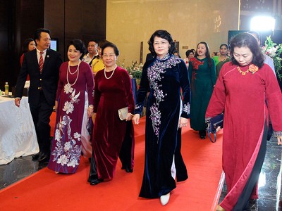 Vinh danh 100 doanh nhân nữ tiêu biểu cúp Bông hồng vàng 2016