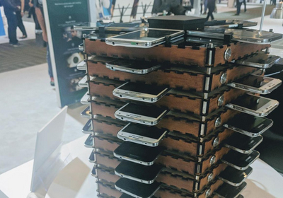 Cỗ máy đào bitcoin gồm 40 chiếc Galaxy S5.
